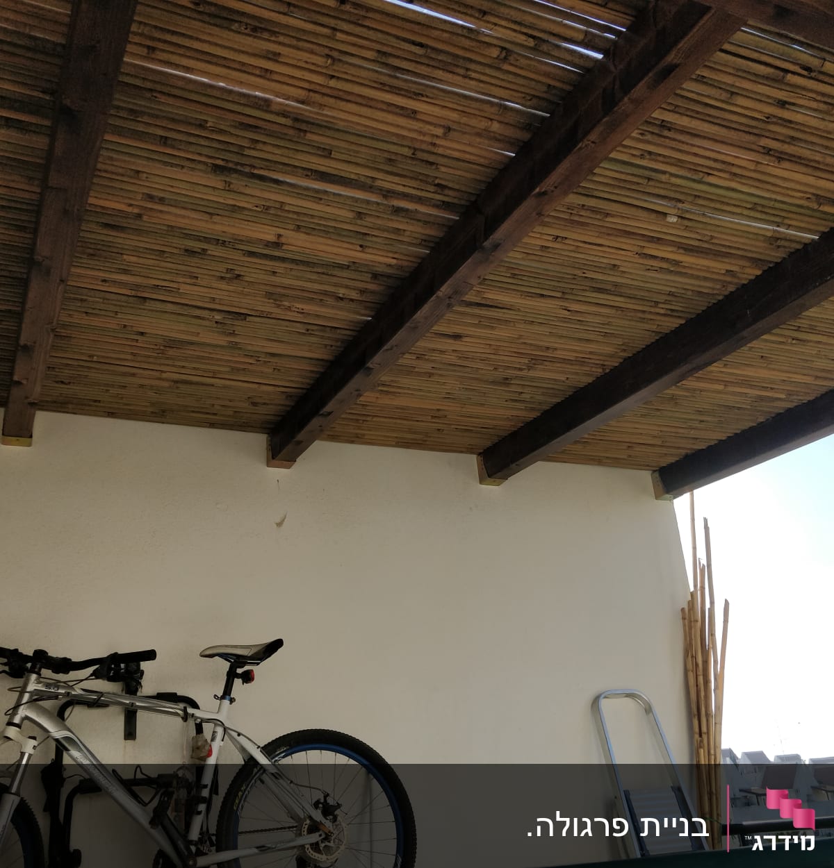 גג עץ עם קורות במרפסת